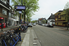 900959 Gezicht op de Amsterdamsestraatweg te Utrecht, uit het noordwesten, ter hoogte van de bushalte Muyskenweg. ...